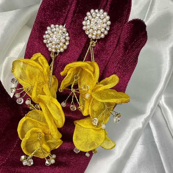 Summer vibe Yellow Floral Drop Earrings - Picture 4 of 12